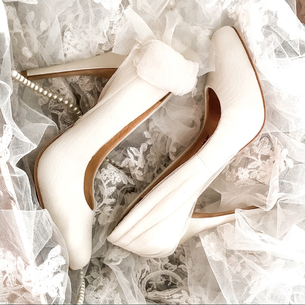 NEW Badgley Mischka Wedding Bridal Pumps Cream 8